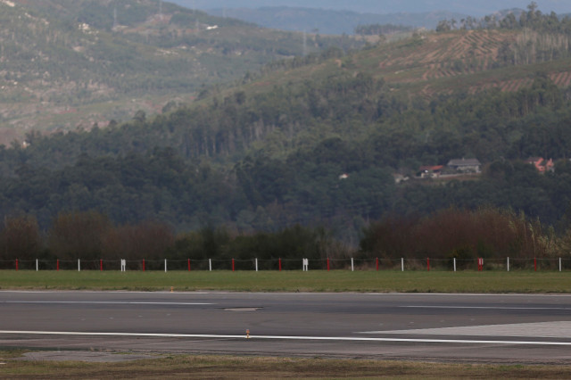 El aeropuerto de Vigo, inoperativo por un socavón en la pista, podría reabrir el próximo lunes