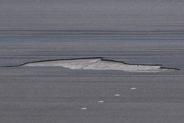 El aeropuerto de Vigo vuelve a estar operativo tras reparar el socavón que había en la pista