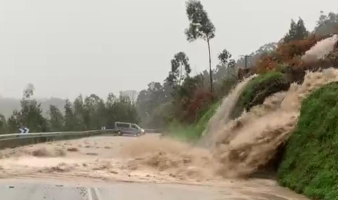 Las Lluvias Torrenciales Provocan Numerosas Inundaciones A Lo Largo De