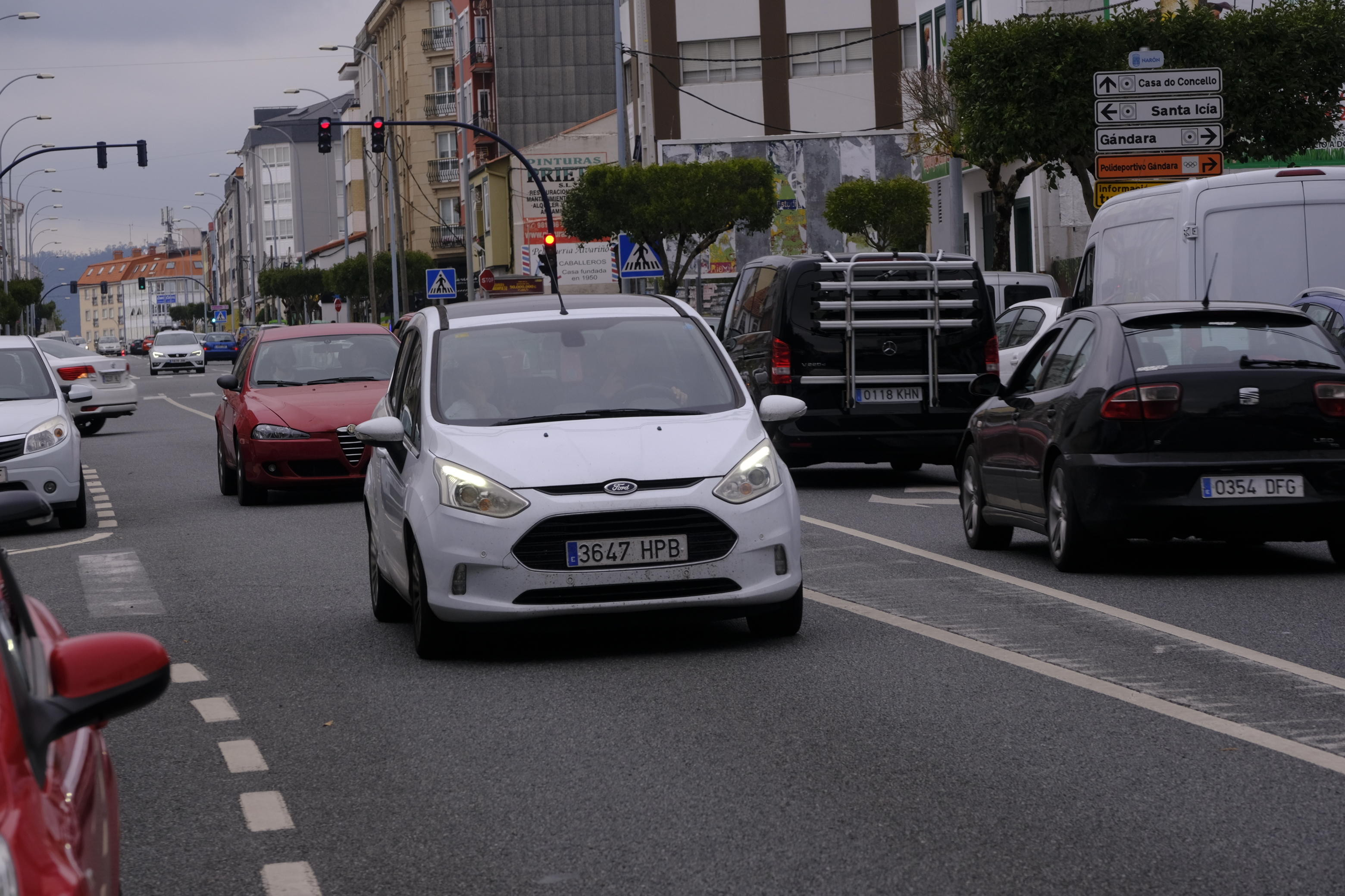 El 061 asiste a un bebé que estaba en un coche accidentado en Narón