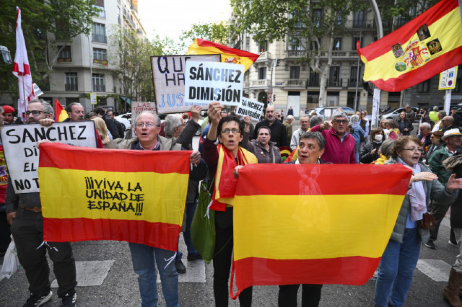 Ferraz se divide en dos manifestaciones, una en apoyo a Sánchez y otra en su contra