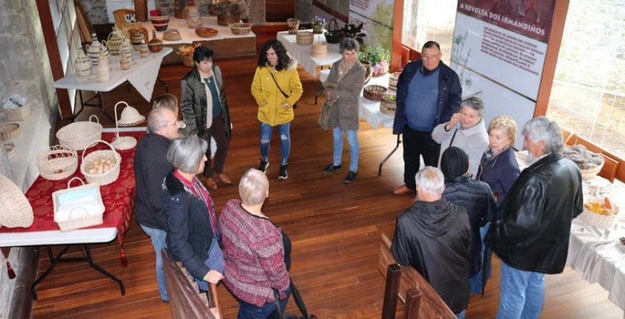 Demostración de cestaría no Castelo de Moeche para abrir os actos do 17 de Maio