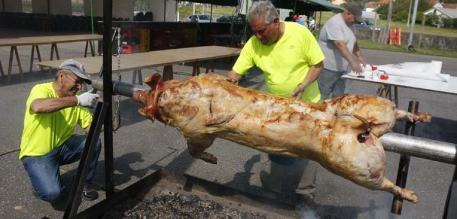 El polideportivo de Pedroso acoge mañana la fiesta del Porco ao espeto