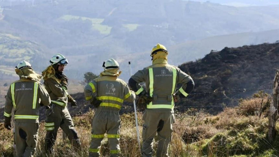 Un incendio forestal calcina más de 20 hectáreas de monte raso en el área de As Pontes