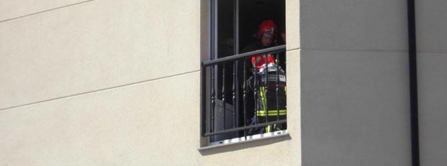 Emerxencias Narón rescata a un niño de dos años que quedó con la cabeza atrapada en un balcón