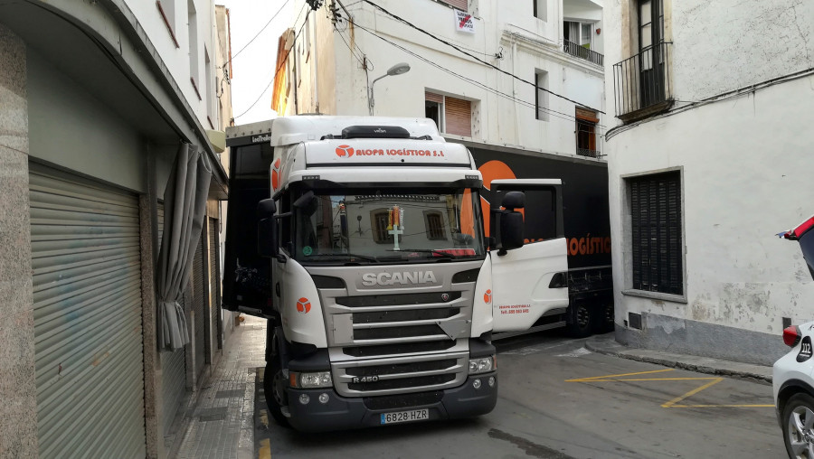 El conductor de un tráiler empotra el vehículo en una calle peatonal llevado por el GPS