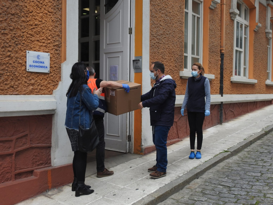 El Concello equipa a la Cocina Económica con EPIs para que puedan retomar el reparto de bolsas de comida en su sede