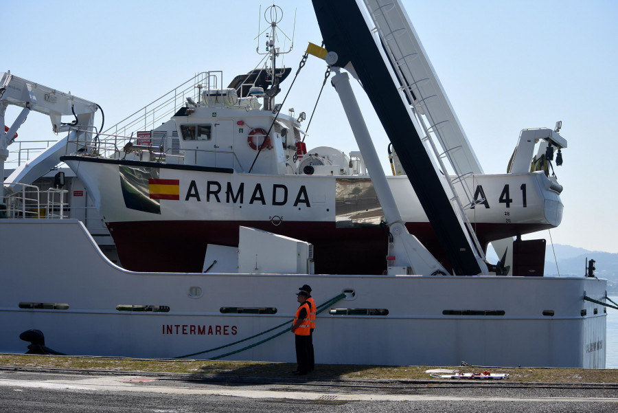 Rescatados del mar los dos tripulantes de un pesquero tras chocar con el Intermares en Vigo