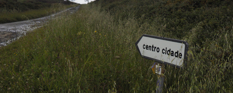 Vecinos de Esmelle desbrozan caminos públicos ante la inactividad municipal