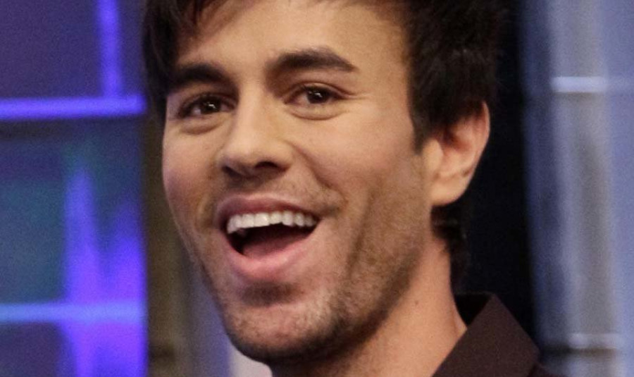 Enrique Iglesias dice que le “cuesta viajar” desde que nacieron sus hijos