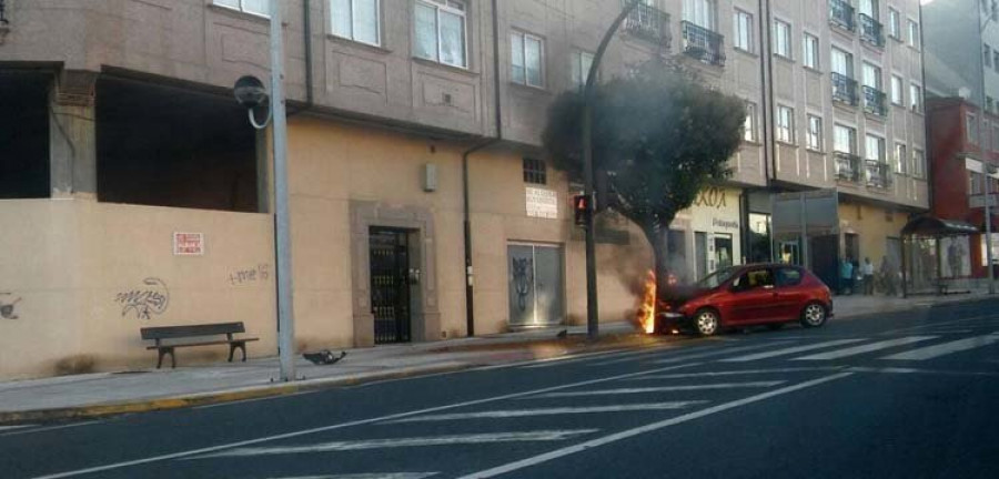 un coche en llamas tras una colisión en la carretera de castilla