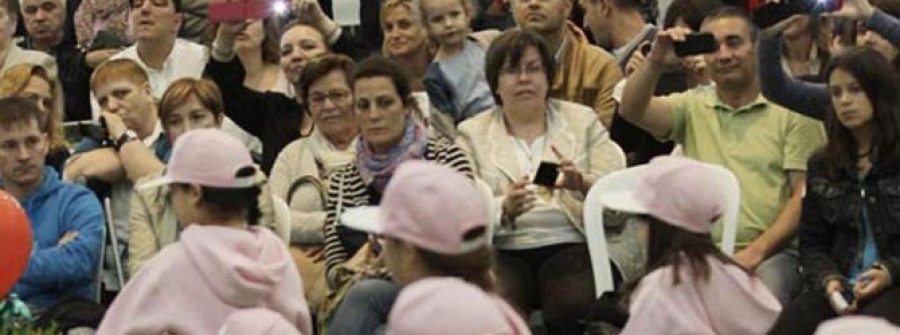 CABANAS-El polideportivo de Lavandeira vivió ayer una tarde llena de solidaridad