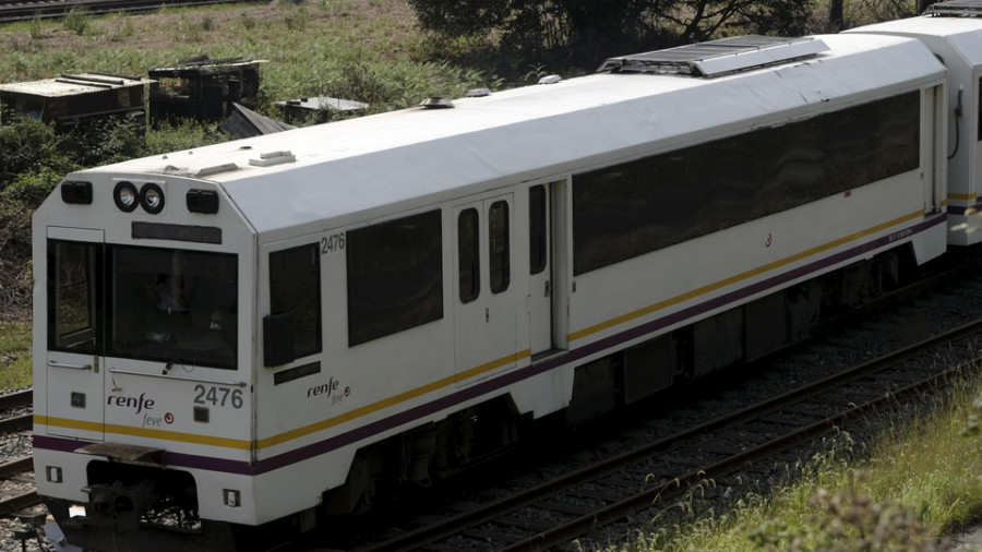 Un desprendimiento obligó a los viajeros del tren Ferrol-Oviedo a usar el bus desde San Sadurniño