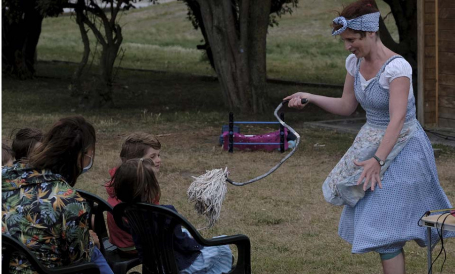 Teatro y malabares fueron  los protagonistas de la tarde en el parque de A Frouxeira