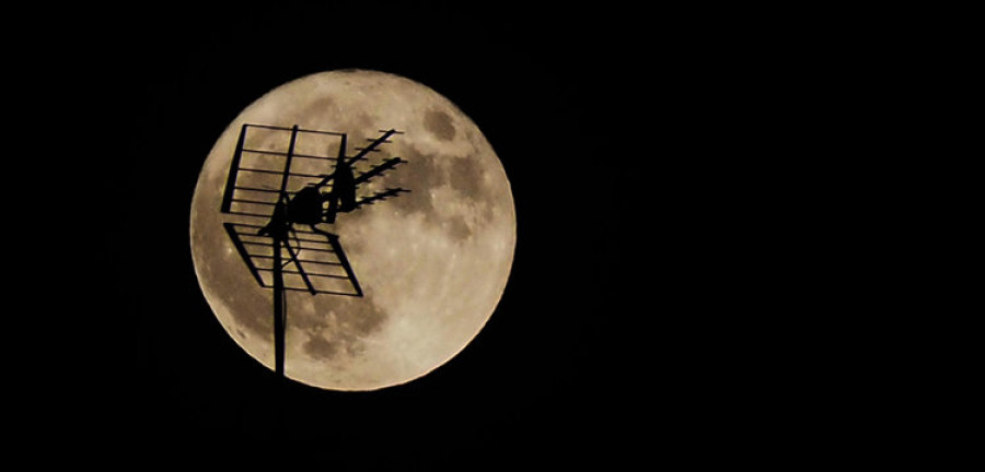 Cámaras y móviles para retratar la superluna llena más grande en 70 años