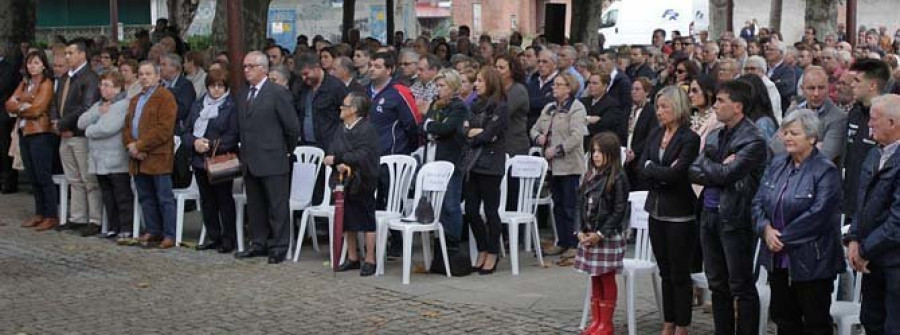 Centenares de personas recuerdan a las siete víctimas del rally de Carral