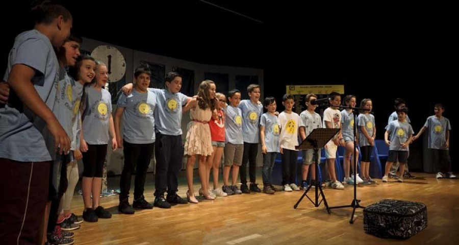 Reportaje | Escolares de Ares y San Sadurniño estrenan sus óperas primas