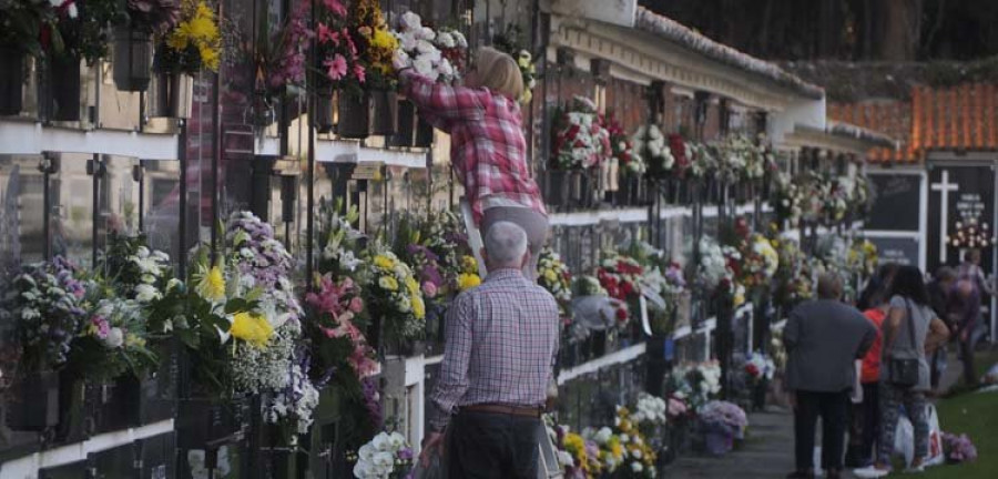 El cementerio de Catabois se llena de flores en torno a la jornada de Difuntos