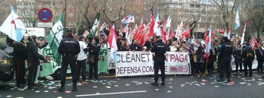Las trabajadoras de Cleanet llevan sus protestas a las puertas de Defensa