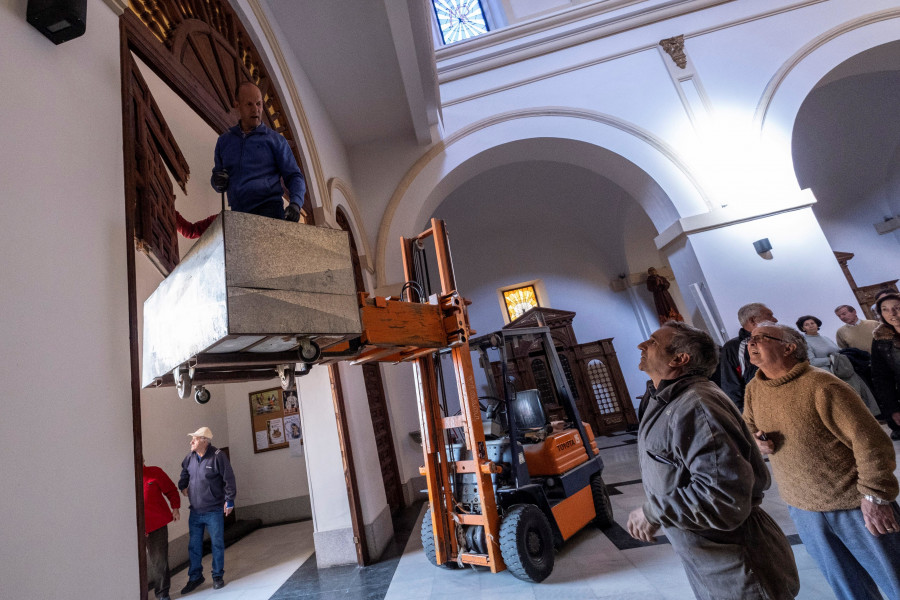 Empotra su coche contra una iglesia de Toledo y llega hasta el altar