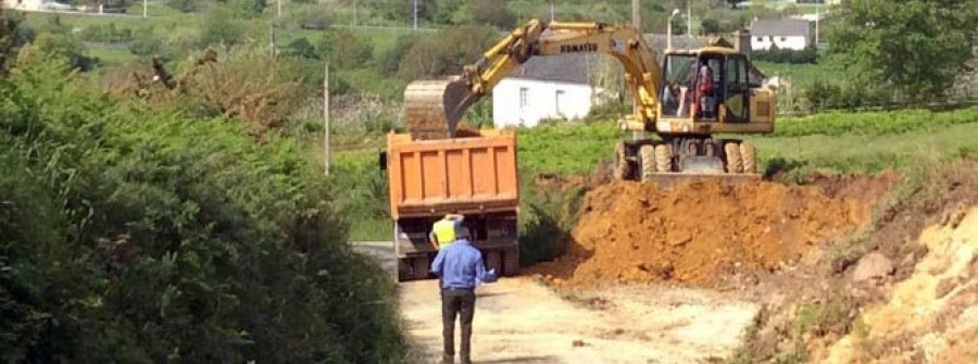 ORTIGUEIRA-El gobierno amplía el vial de acceso al  cementerio parroquial de Espasante