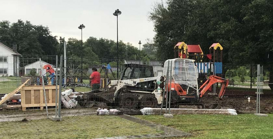 Comienzan los trabajos de mejora en el parque infantil fluvial del río Freixeiro