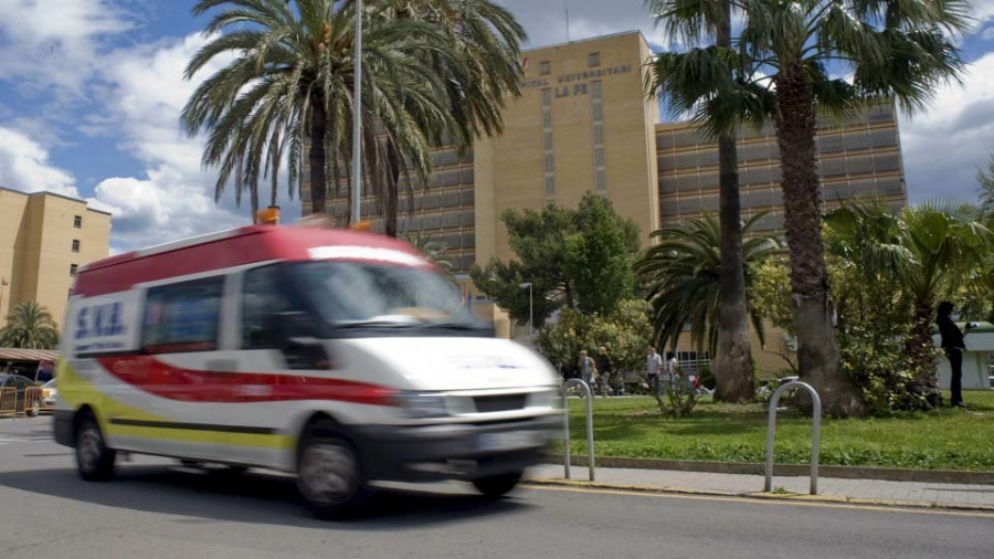 Zaplana sigue ingresado en el hospital y su familia denuncia la angustia de no poder verlo