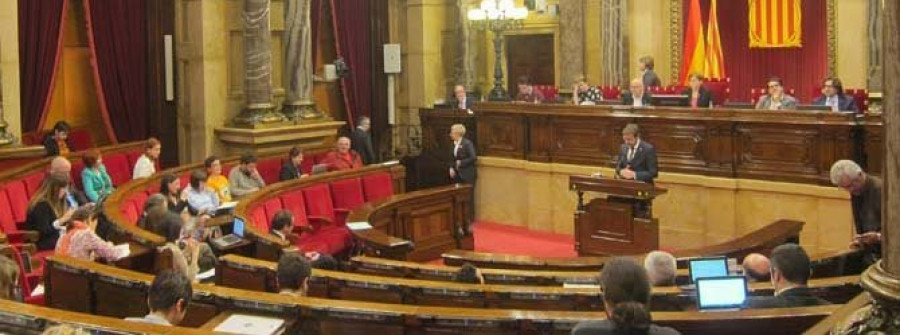 El Parlament aprueba la moción que reafirma la resolución soberanista anulada por el TC