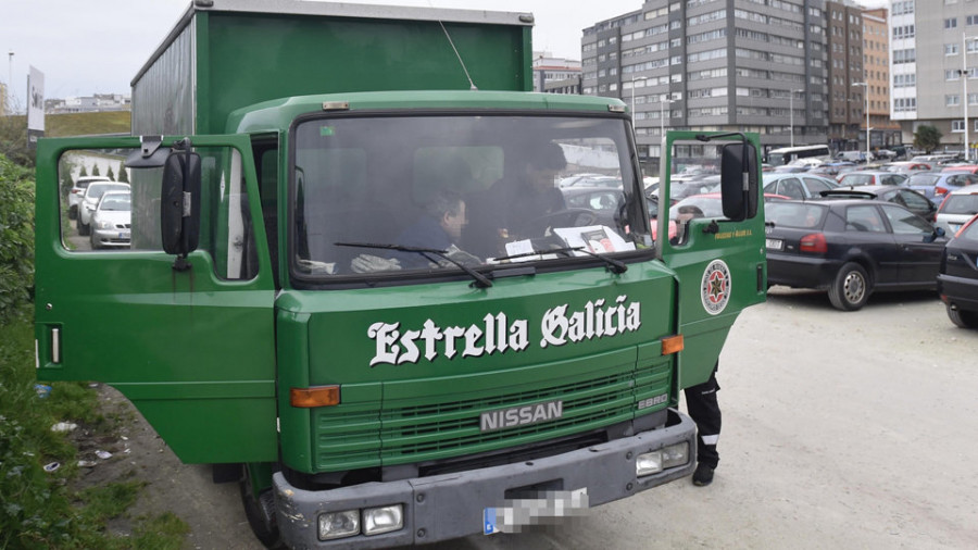 Un hombre roba un camión de reparto de cerveza y deja un rastro de botellas