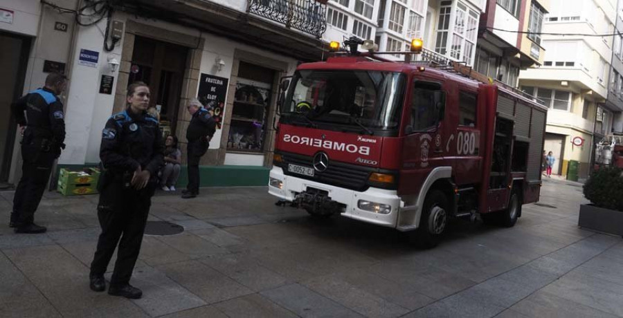 Un incendio en una cocina en la calle Real se salda solo con daños materiales