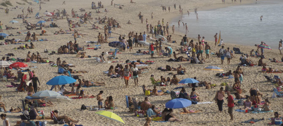 Los ferrolanos llenan las playas en una jornada especialmente calurosa