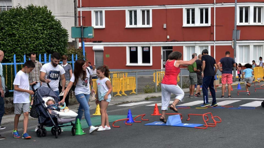 Niños y mayores participan en  Fene en una jornada para la práctica del deporte en la calle