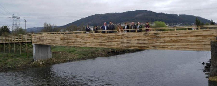 NEDA - Inauguran la pasarela de madera que sobrevuela el río Belelle