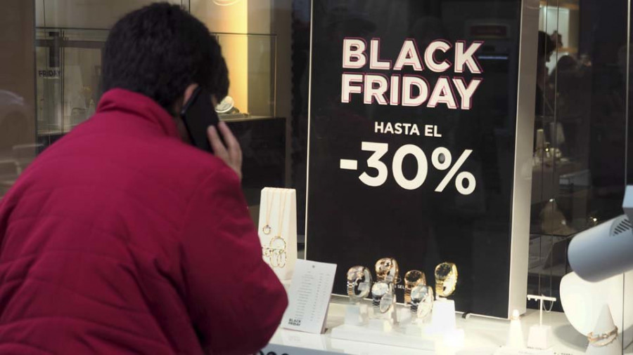 La tregua meteorológica y las ofertas del “Black Friday” animan el comercio ferrolano