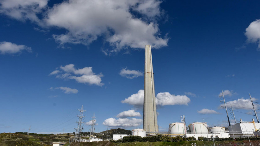 Naturgy prevé que el derribo de la chimenea de Sabón esté finalizado a finales de verano