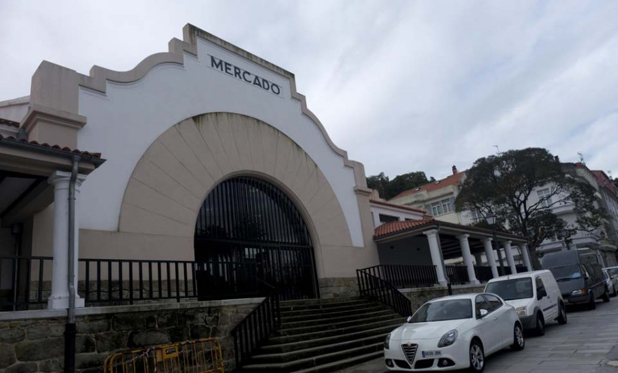 El mercado municipal de Pontedeume reabre hoy con nueve negocios operativos