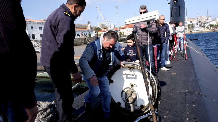 Vivir sin espacio y escasez de agua y hasta de aire en un antiguo submarino construido en Bazán en 1980