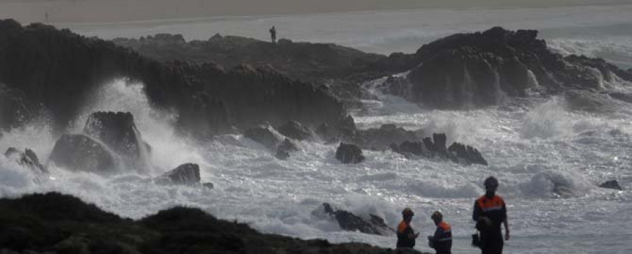 Buscan a un joven que se cayó al mar en las cercanías del faro de Lobadiz