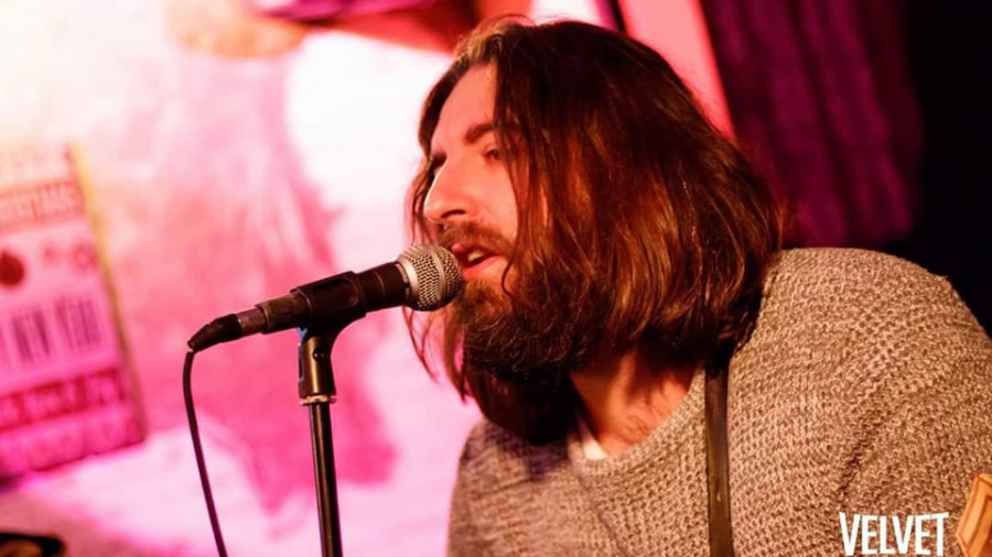 El artista Al Vila se reinventa ofreciendo su música con la comida a domicilio