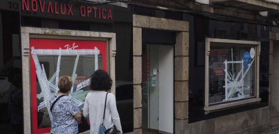 Sustraen en plena noche una veintena de gafas de sol en una óptica del centro de Ferrol