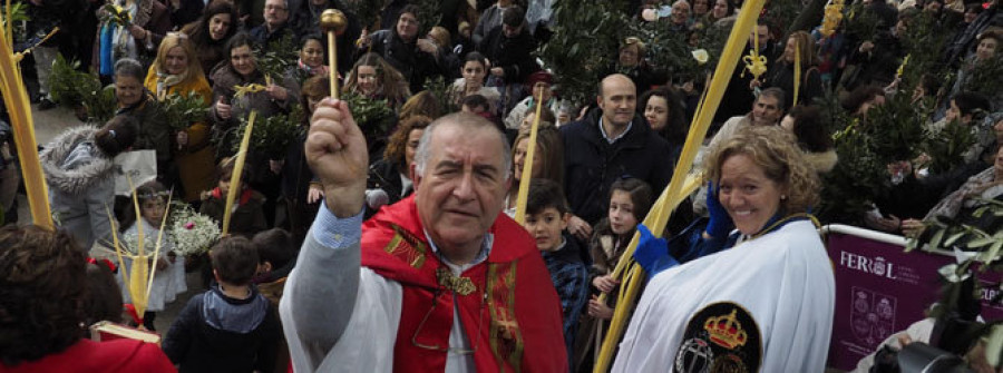 La bendición de las palmas y las primeras procesiones animan las calles de la ciudad