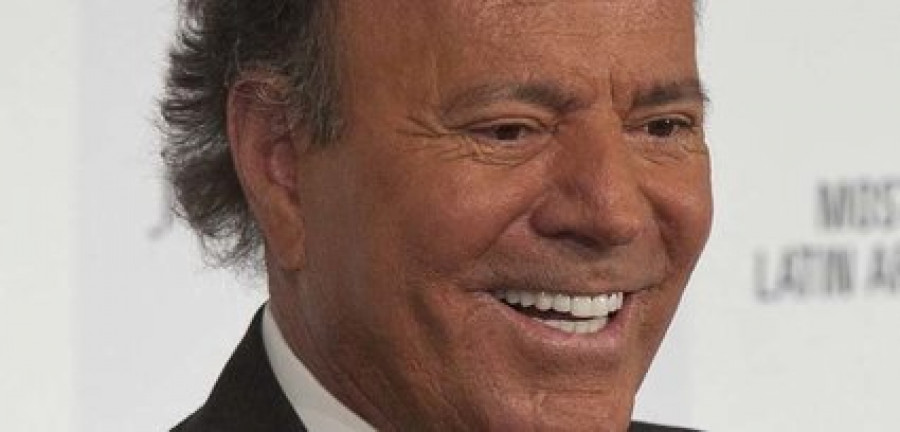 Julio Iglesias dona sus vaqueros a una subasta en favor de los refugiados