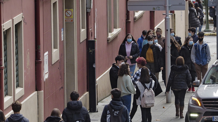 Baixan en once persoas os afectados nos centros educativos da comarca