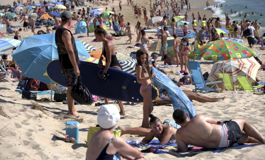 Los más de 32 grados registrados en la comarca llenaron las playas