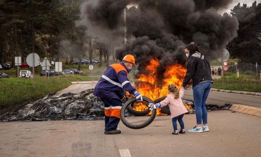 Miles de estudiantes, profesores y familias de A Mariña se echan a la calle para pedir un “futuro” para  Alcoa San Cibrao