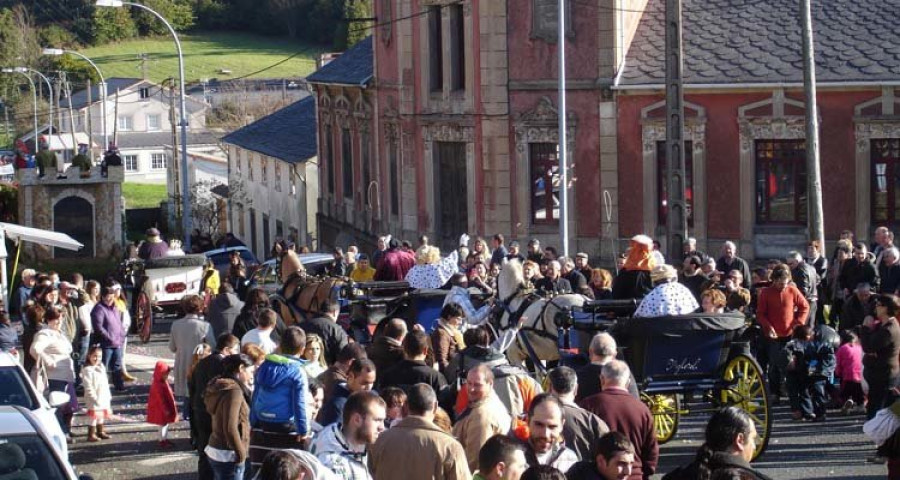 Los Reyes Magos realizaron ayer en los concellos de Cerdido y Cabanas las últimas visitas a la comarca