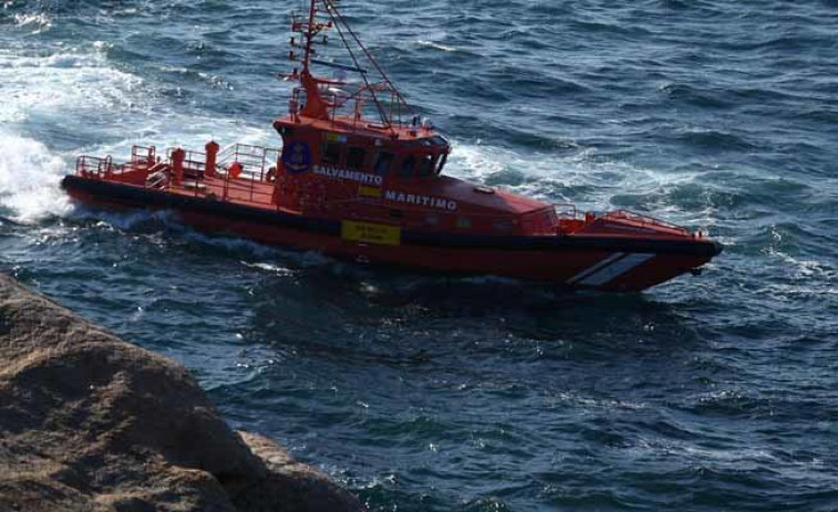 Remolcado hasta A Coruña un velero que se quedó a la deriva frente a Cabo Prior