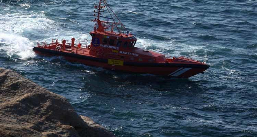 Remolcado hasta A Coruña un velero que se quedó a la deriva frente a Cabo Prior