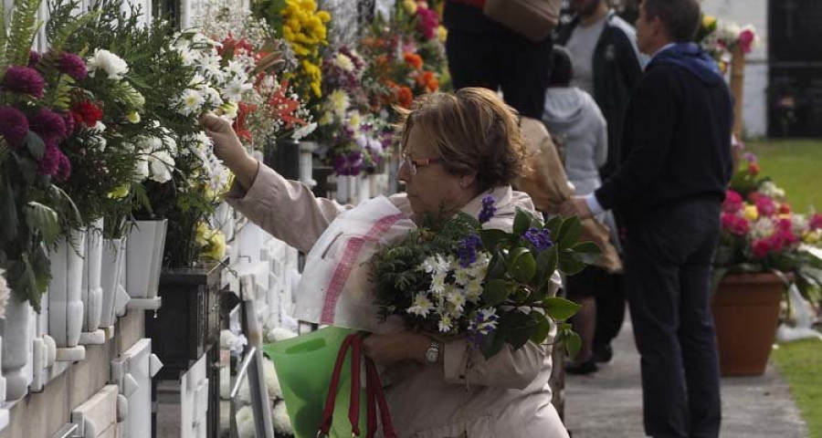 La fiesta pagana 
de Samaín dejó paso al día de visitas a los cementerios para honrar a los muertos