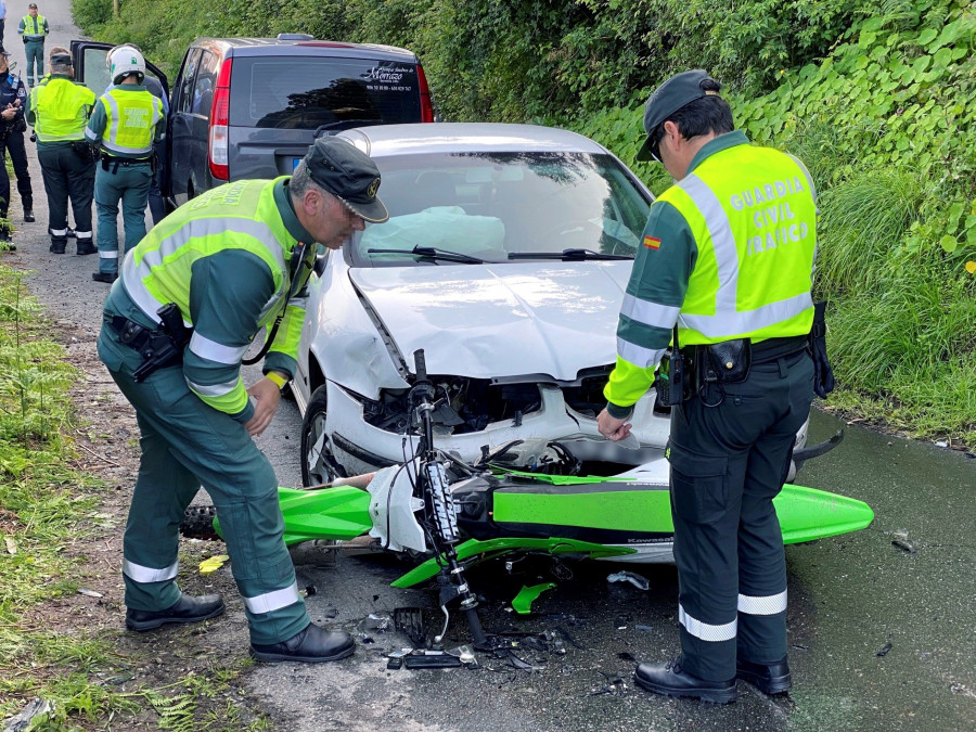 Mueren los dos ocupantes de una moto tras chocar con un turismo en Cangas